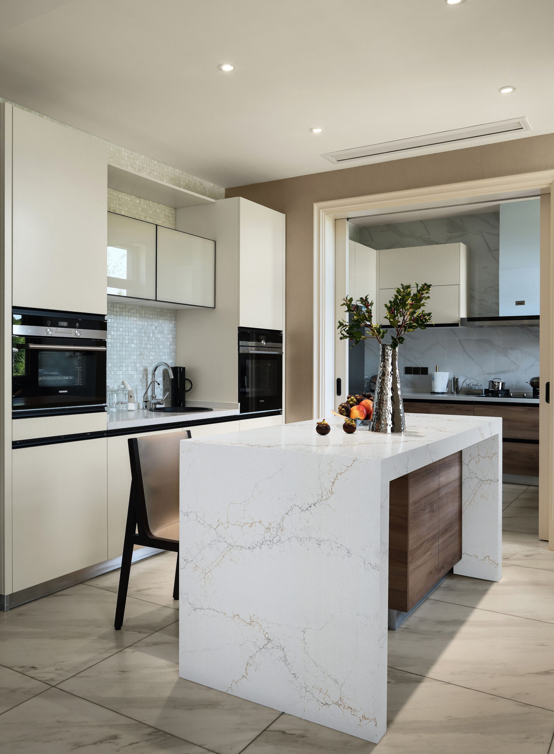 Mistirio-Deluxe-CR107-Quartz-Kitchen-scaled